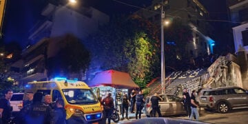 Αστυνομικοί στο σημείο όπου δολοφονήθηκε ο 25χρονος Τούρκους, στη Νεάπολη Εξαρχείων (φωτ.: EUROKINISSI / Γιάννης Παναγόπουλος)