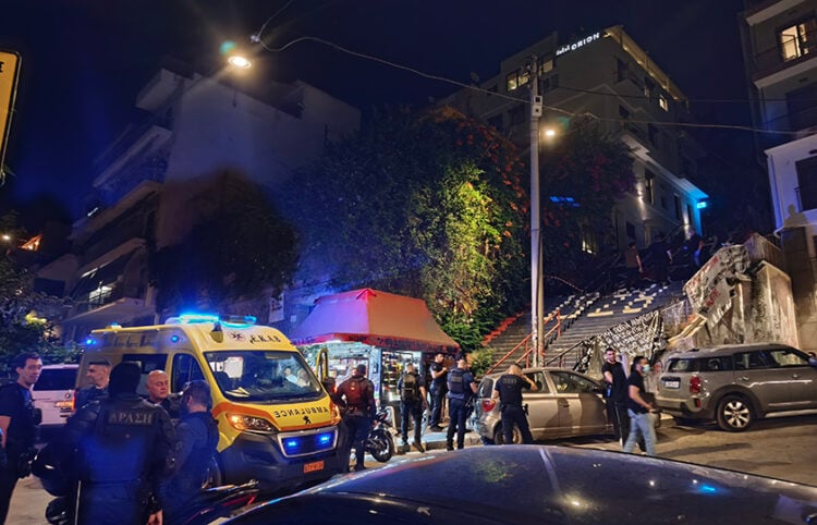 Αστυνομικοί στο σημείο όπου δολοφονήθηκε ο 25χρονος Τούρκους, στη Νεάπολη Εξαρχείων (φωτ.: EUROKINISSI / Γιάννης Παναγόπουλος)