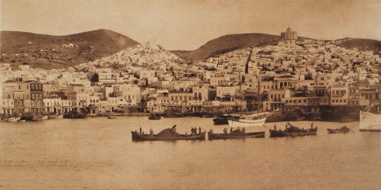 Η Ερμούπολη και η Άνω Σύρος, από το βιβλίο των φωτογράφων Daniel Baud-Bovy / Frédéric Boissonnas, «Des Cyclades en Crète au gré du vent», Γενεύη 1919 (πηγή: travelogues.gr)
