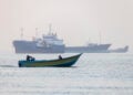 Ιρανοί ψαράδες πλέουν ανάμεσα σε πλοία που έχουν ακινητοποιηθεί στα Στενά του Ορμούζ, ανοιχτά του Μπαντάρ Αμπάς στο νότιο Ιράν, την 1η Ιουνίου 2026 (φωτ.: EPA / Amirhossein Khorgooei / ISNA News Agency)