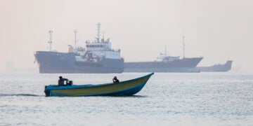 Ιρανοί ψαράδες πλέουν ανάμεσα σε πλοία που έχουν ακινητοποιηθεί στα Στενά του Ορμούζ, ανοιχτά του Μπαντάρ Αμπάς στο νότιο Ιράν, την 1η Ιουνίου 2026 (φωτ.: EPA / Amirhossein Khorgooei / ISNA News Agency)
