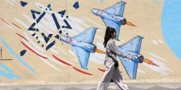 Ιρανή μπροστά από αντιισραηλινή τοιχογραφία στην Τεχεράνη (φωτ.: EPA / Abedin Taherkenareh)