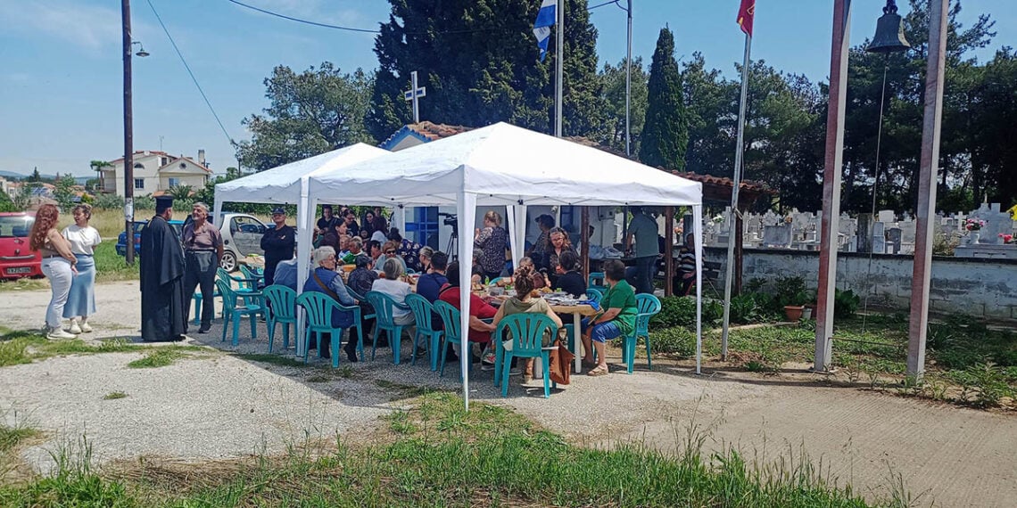 Δευτέρα του Αγίου Πνεύματος με ένα εορταστικό τραπέζι στο κοιμητήριο του Θρυλορίου Κομοτηνής (φωτ.: Facebook / Dimitris Apostolidis)