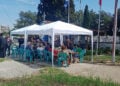 Δευτέρα του Αγίου Πνεύματος με ένα εορταστικό τραπέζι στο κοιμητήριο του Θρυλορίου Κομοτηνής (φωτ.: Facebook / Dimitris Apostolidis)