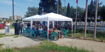 Δευτέρα του Αγίου Πνεύματος με ένα εορταστικό τραπέζι στο κοιμητήριο του Θρυλορίου Κομοτηνής (φωτ.: Facebook / Dimitris Apostolidis)