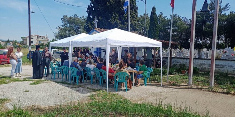 Δευτέρα του Αγίου Πνεύματος με ένα εορταστικό τραπέζι στο κοιμητήριο του Θρυλορίου Κομοτηνής (φωτ.: Facebook / Dimitris Apostolidis)