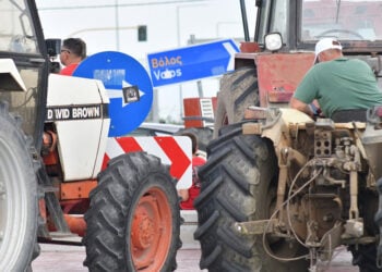 Αγρότες με τα τρακτέρ τους συμμετέχουν σε συγκέντρωση διαμαρτυρίας στον κόμβο του Πλατύκαμπου στη Λάρισα. Τρίτη 2 Ιουνίου 2026 (φωτ.: ΑΠΕ-ΜΠΕ / Αποστόλης Ντόμαλης)