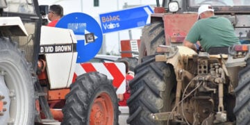 Αγρότες με τα τρακτέρ τους συμμετέχουν σε συγκέντρωση διαμαρτυρίας στον κόμβο του Πλατύκαμπου στη Λάρισα. Τρίτη 2 Ιουνίου 2026 (φωτ.: ΑΠΕ-ΜΠΕ / Αποστόλης Ντόμαλης)
