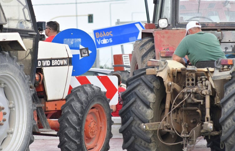 Αγρότες με τα τρακτέρ τους συμμετέχουν σε συγκέντρωση διαμαρτυρίας στον κόμβο του Πλατύκαμπου στη Λάρισα. Τρίτη 2 Ιουνίου 2026 (φωτ.: ΑΠΕ-ΜΠΕ / Αποστόλης Ντόμαλης)