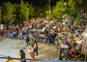 Μια μία ακόμα χρονιά η Πλατεία Πόντου στη Γλυφάδα γέμιζε ασφυκτικά για τα «Τραπεζούντεια». Παρασκευή 26 Ιουνίου 2026 (φωτ.: Facebook / Ένωση Ποντίων Γλυφάδας)