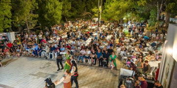 Μια μία ακόμα χρονιά η Πλατεία Πόντου στη Γλυφάδα γέμιζε ασφυκτικά για τα «Τραπεζούντεια». Παρασκευή 26 Ιουνίου 2026 (φωτ.: Facebook / Ένωση Ποντίων Γλυφάδας)