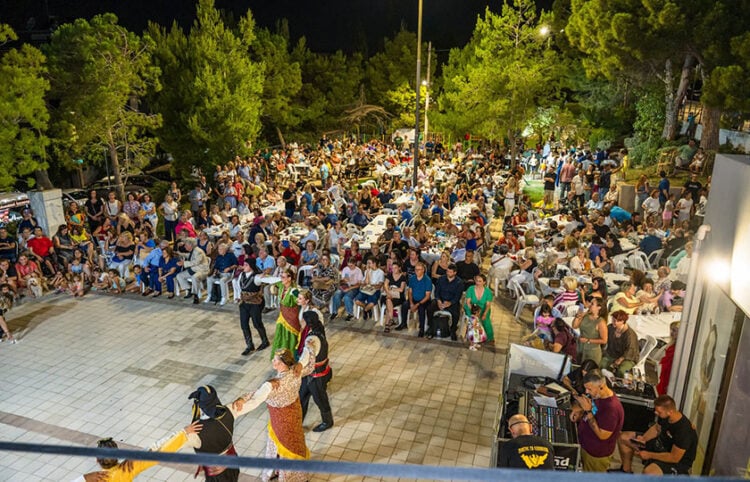 Μια μία ακόμα χρονιά η Πλατεία Πόντου στη Γλυφάδα γέμιζε ασφυκτικά για τα «Τραπεζούντεια». Παρασκευή 26 Ιουνίου 2026 (φωτ.: Facebook / Ένωση Ποντίων Γλυφάδας)