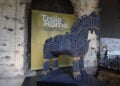Ο Δούρειος Ίππος δεσπόζει στην έκθεση «Troy and Rome: Myths, Legends and Stories of the Ancient Mediterranean», η οποία φιλοξενείται στο Κολοσσαίο (φωτ.: Anadolu Agency)