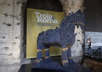Ο Δούρειος Ίππος δεσπόζει στην έκθεση «Troy and Rome: Myths, Legends and Stories of the Ancient Mediterranean», η οποία φιλοξενείται στο Κολοσσαίο (φωτ.: Anadolu Agency)
