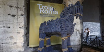 Ο Δούρειος Ίππος δεσπόζει στην έκθεση «Troy and Rome: Myths, Legends and Stories of the Ancient Mediterranean», η οποία φιλοξενείται στο Κολοσσαίο (φωτ.: Anadolu Agency)