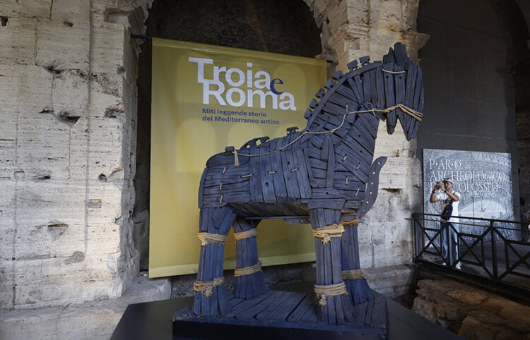 Ο Δούρειος Ίππος δεσπόζει στην έκθεση «Troy and Rome: Myths, Legends and Stories of the Ancient Mediterranean», η οποία φιλοξενείται στο Κολοσσαίο (φωτ.: Anadolu Agency)