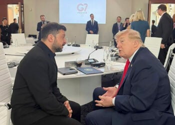 Ο Ζελένσκι και ο Τραμπ συνομιλούν στο περιθώριο της συνόδου κορυφής της G7 στη Γαλλία, 16 Ιουνίου 2026 (φωτ.: Ukrainian Presidential Press Service / EPA)