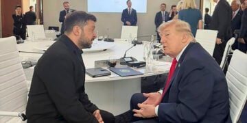 Ο Ζελένσκι και ο Τραμπ συνομιλούν στο περιθώριο της συνόδου κορυφής της G7 στη Γαλλία, 16 Ιουνίου 2026 (φωτ.: Ukrainian Presidential Press Service / EPA)
