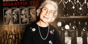 H Nτόρα Τσάτσου-Συμεωνίδη και στιγμιότυπα από δουλειές της, με φωτογραφίες από το αρχείο του Εθνικού Θεάτρου (εικ.: Γεωργία Βορύλλα)