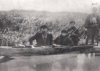Ο Τέλλος Άγρας (δεύτερος από αριστερά) στη λίμνη των Γιαννιτσών (πηγή: Εθνικό Ιστορικό Μουσείο Ι Φωτογραφικό Αρχείο – © Ιστορική και Εθνολογική Εταιρεία της Ελλάδος)
