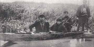 Ο Τέλλος Άγρας (δεύτερος από αριστερά) στη λίμνη των Γιαννιτσών (πηγή: Εθνικό Ιστορικό Μουσείο Ι Φωτογραφικό Αρχείο – © Ιστορική και Εθνολογική Εταιρεία της Ελλάδος)