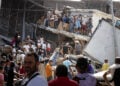 Κάτοικοι λεηλατούν κατάστημα στην Κατία Λα Μαρ της Βενεζουέλας, μία ημέρα μετά τους δύο ισχυρούς σεισμούς των 7,2 και 7,5 Ρίχτερ που έπληξαν τη χώρα, Πέμπτη 25 Ιουνίου 2026 (φωτ.: EPA / Ronald Pena R)