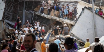 Κάτοικοι λεηλατούν κατάστημα στην Κατία Λα Μαρ της Βενεζουέλας, μία ημέρα μετά τους δύο ισχυρούς σεισμούς των 7,2 και 7,5 Ρίχτερ που έπληξαν τη χώρα, Πέμπτη 25 Ιουνίου 2026 (φωτ.: EPA / Ronald Pena R)