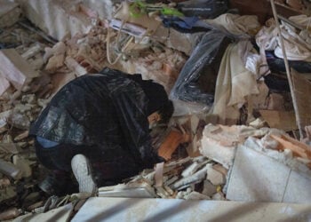 Άνθρωποι αναζητούν σημεία ζωής στα χαλάσματα (φωτ.: EPA / Rayner Pena)