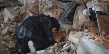 Άνθρωποι αναζητούν σημεία ζωής στα χαλάσματα (φωτ.: EPA / Rayner Pena)