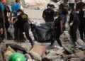 Μέλη του Σώματος Επιστημονικών, Εγκληματολογικών και Ποινικών Ερευνών της Βενεζουέλας μεταφέρουν σορούς, στη Λα Γκουάιρα (φωτ.: EPA / Ronald Pena R)