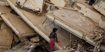 Μια γυναίκα κοιτάζει μέσα στα χαλάσματα κτηρίου που κατέρρευσε μετά τον φονικό σεισμό στη Λα Γουάιρα της Βενεζουέλας. 27 Ιουνίου 2026 (φωτ.: EPA / Henry Chirinos)
