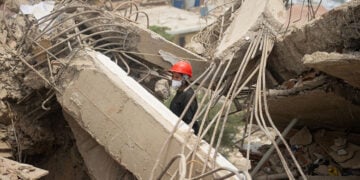 Διασώστες αναζητούν αγνοουμένους σε περιοχή που επλήγη από τους καταστροφικούς σεισμούς στην Κατία Λα Μαρ της Βενεζουέλας, στις 28 Ιουνίου 2026 (φωτ.: EPA / Ronald Pena R)