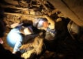 Κάτοικοι και διασώστες πραγματοποιούν έρευνες σε περιοχή της Λα Γουάιρα στη Βενεζουέλα, που επλήγη από τους καταστροφικούς σεισμούς της 25ης Ιουνίου (φωτ.: EPA / Ronald Pena R)