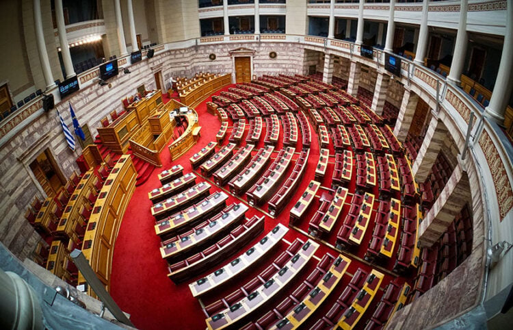 Η αίθουσα της Ολομέλειας της Βουλής (φωτ.: EUROKINISSI / Γιώργος Κονταρίνης)