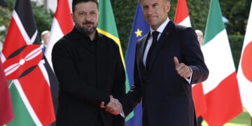 Ο πρόεδρος της Γαλλίας υποδέχεται τον Ουκρανό ομόλογό του στη Σύνοδο της G7 (φωτ.: ΕΡΑ / Yoan Valat)
