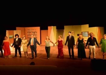 Οι ηθοποιοί της θεατρικής ομάδας του Δήμου Βριλησσίων υποκλίνονται στο φινάλε της κωμωδίας του Δ. Ψαθά μαζί με την σκηνοθέτιδα του έργου Έφη Πίκουλα-Βουγιουκλάκη (φωτ. Μάνος Βλαστός)