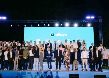 Στελέχη της Allwyn με εκπροσώπους της ΕΟΚ, της ΕΟΠΕ, της ΕΠΟ, της ΚΟΕ και του ΣΕΓΑΣ (φωτ.: Allwyn)