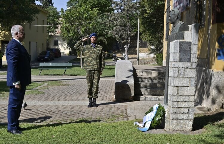Κατάθεση στεφανιού από τον Πρόεδρο της Δημοκρατίας Κώστα Τασούλα στην προτομή του Σπύρου Μουστακλή στο Πάρκο Ελευθερίας (πρώην ΕΑΤ - ΕΣΑ) για την 52η επέτειο της αποκατάστασης της Δημοκρατίας (φωτ.: ΜΙΧΑΛΗΣ ΠΑΠΑΝΙΚΟΛΑΟΥ /EUROKINISSI)