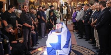 Εξόδιος Ακολουθία του πυροσβέστη Εμμανουήλ Στρατιδάκη που έπεσε εν ώρα καθήκοντος στη μεγάλη πυρκαγιά στη περιοχή του Ρεθύμνου, στον Ιερό Ναό Ευαγγελισμού της Θεοτόκου, στο Γερακάρι Αμαρίου (φωτ.: ΣΥΝΕΡΓΑΤΗΣ / EUROKINISSI)