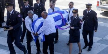 Εξόδιος Ακολουθία του αξιωματικού της Πυροσβεστικής Κωνσταντίνου Λαιμοδέτη  στο Αγρίνιο, που έπεσε εν ώρα καθήκοντος κατά τη διάρκεια της επιχείρησης κατάσβεσης της φωτιάς στο Γύθειο   (φωτ.: ΓΙΩΡΓΟΣ ΔΕΡΒΙΣΗΣ/ EUROKINISSI)
