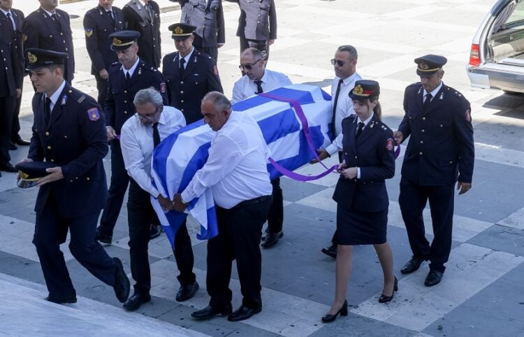 Εξόδιος Ακολουθία του αξιωματικού της Πυροσβεστικής Κωνσταντίνου Λαιμοδέτη στο Αγρίνιο, που έπεσε εν ώρα καθήκοντος κατά τη διάρκεια της επιχείρησης κατάσβεσης της φωτιάς στο Γύθειο (φωτ.: ΓΙΩΡΓΟΣ ΔΕΡΒΙΣΗΣ/ EUROKINISSI)