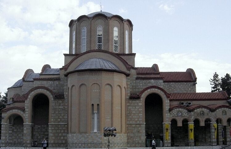 Το Πανελλήνιο Ιερό Προσκύνημα Παναγία Σουμελά στην Καστανιά Ημαθίας, όπου τελέστηκε τρισάγιο στη μνήμη των πυροσβεστών που έχασαν τη ζωή τους εν ώρα καθήκοντος (φωτ.: Lemur12 / Wikimedia Commons Attribution (CC BY))