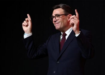 Ο Άντι Μπέρναμ μετά την εκλογή του στην ηγεσία του Εργατικού Κόμματος και την επιβεβαίωσή του ως επόμενου πρωθυπουργού της Βρετανίας, κατά την ειδική διάσκεψη των Εργατικών στο κεντρικό Λονδίνο, στις 17 Ιουλίου 2026 (φωτ.: EPA / Henry Nicholls / Pool)