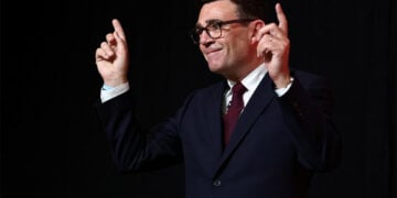 Ο Άντι Μπέρναμ μετά την εκλογή του στην ηγεσία του Εργατικού Κόμματος και την επιβεβαίωσή του ως επόμενου πρωθυπουργού της Βρετανίας, κατά την ειδική διάσκεψη των Εργατικών στο κεντρικό Λονδίνο, στις 17 Ιουλίου 2026 (φωτ.: EPA / Henry Nicholls / Pool)