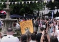 Το λάβαρο των «Ακριτών» στην κεντρική πλατεία Wupperfelder Markt, στην αγορά του Βούπερταλ (πηγή: Facebook / Ποντοκράτορας Τ.)