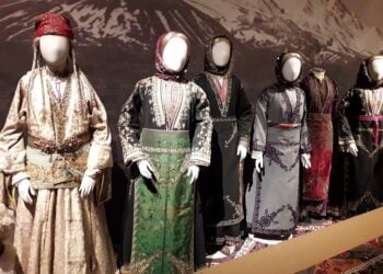 Καππαδοκικές ελληνικές γυναικείες φορεσιές, μεταξύ των οποίων εορταστικές και νυφικές ενδυμασίες, κυρίως από την περιοχή της Νίγδης. Η φωτογραφία τραβήχτηκε στην προσωρινή έκθεση «Μικρά Ασία» του Μουσείου Μπενάκη (φωτ.: Catlemur / Wikimedia Commons)