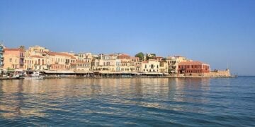 Πανοραμική άποψη του Ενετικού Λιμανιού των Χανίων, όπου θα φιλοξενηθεί το 7ο Παγκόσμιο Συνέδριο Κρητών (φωτ.: https://commons.wikimedia.org/)