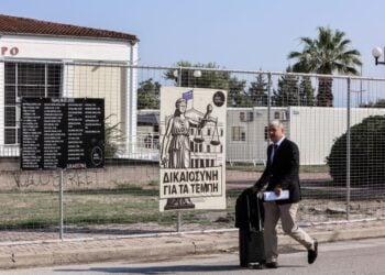 Εξωτερική εικόνα από τον χώρο όπου διεξάγεται η δίκη για το σιδηροδρομικό δυστύχημα στα Τέμπη (φωτ.: Λεωνίδας Τζέκας /EUROKINISSI)