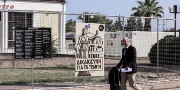 Εξωτερική εικόνα από τον χώρο όπου διεξάγεται η δίκη για το σιδηροδρομικό δυστύχημα στα Τέμπη (φωτ.: Λεωνίδας Τζέκας /EUROKINISSI)