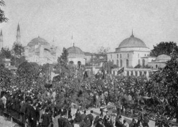 Διαδήλωση κατά του σουλτάνου Αμπντούλ Χαμίτ, το 1908, στο Ιπποδρόμιο της Κωνσταντινούπολης (πηγή: Dwight, Harry Griswold (1915) Constantinople, Old and New, New York & London: Harper Brothers, p. 465)